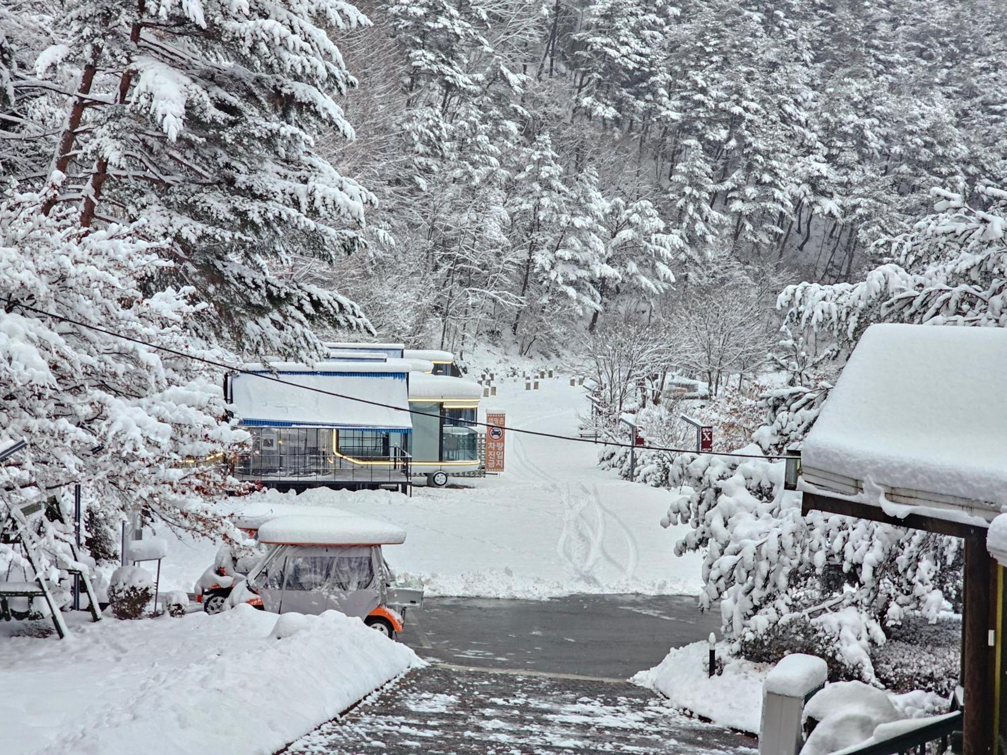 Galaxy X Hotel Type Caravan Glamping & Pension Pyeongchang Extérieur photo